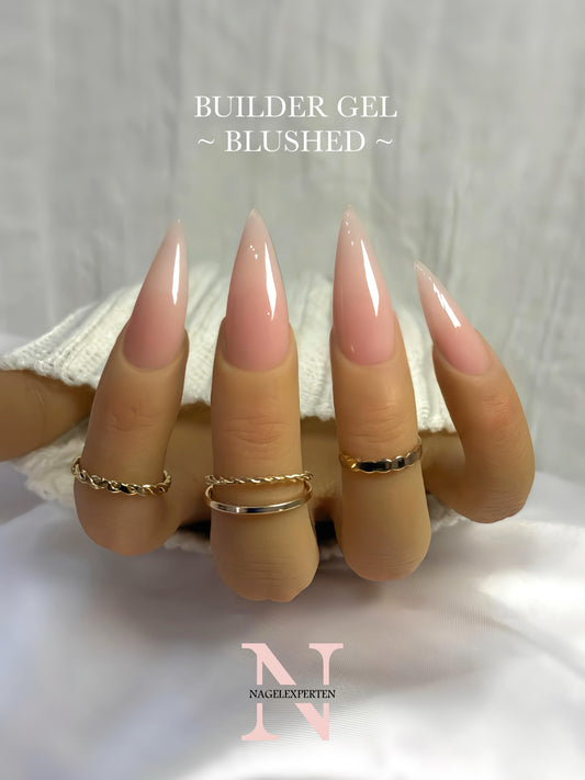 Neutral nude builder gel i färgen Blushed applicerad på naglar