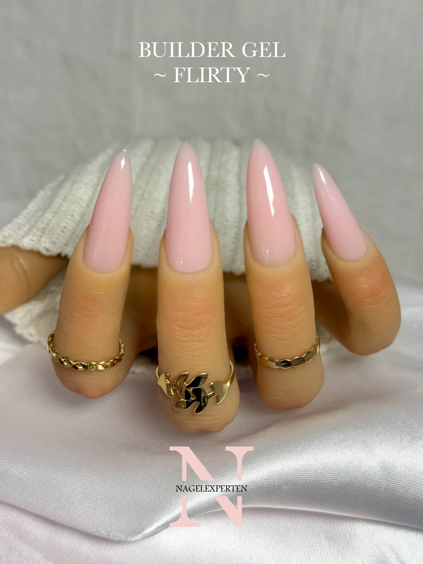 Långa naglar på hand med builder gel i färgen Flirty.