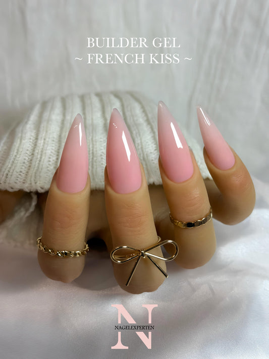 Varm rosa builder gel i färgen French kiss applicerad på naglar