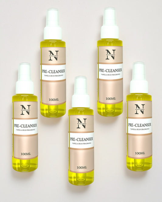 5 gula flaskor från Nagelexperten med vitt spraymunstycke innehållande rengöring för naglar.