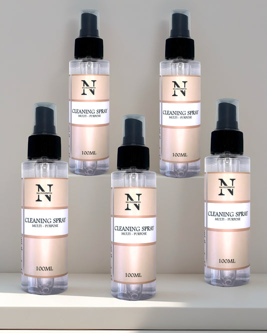 Fem pflaskor med svarta spraykorkar som innehåller genomskinlig och parfymfri vätska med cleaner för nagelförlängning.