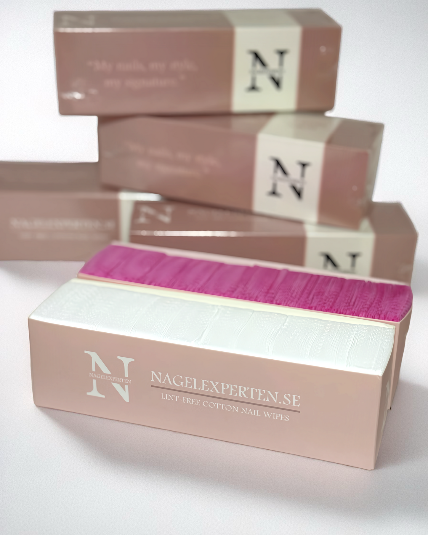 Kartonger innehållande rosa och vita nail wipes för naglar.