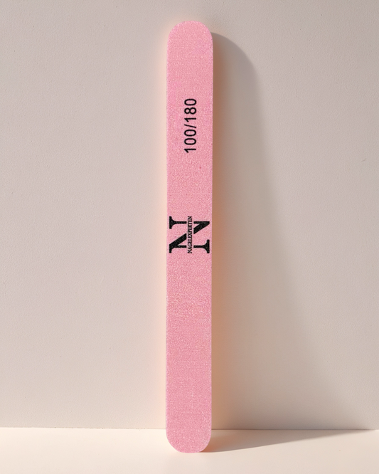Rosa nagelfil med 100/180 grit som lutar mot en vägg.
