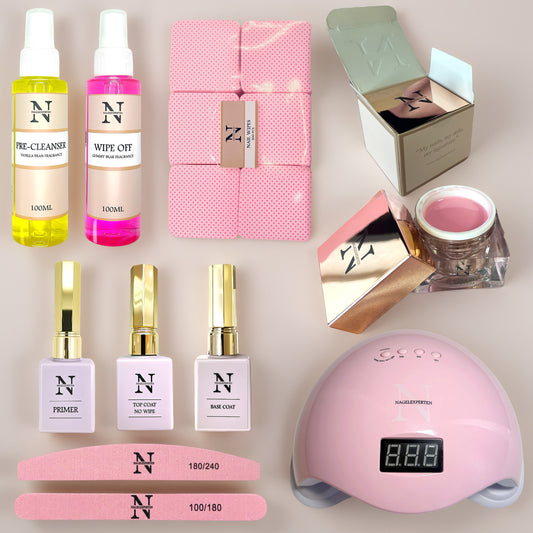 Starkit med nagelprodukter innehållande builder gel, uv-lampa, cleaner, top coat, preimer, base coat, nail wipes och rosa nagelfilar.