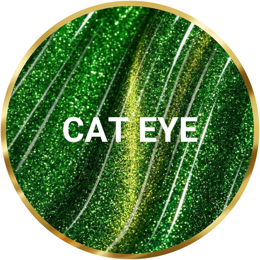 Northern Light cat eye gellack i grön färg som visar magnetisk effekt på tipp.