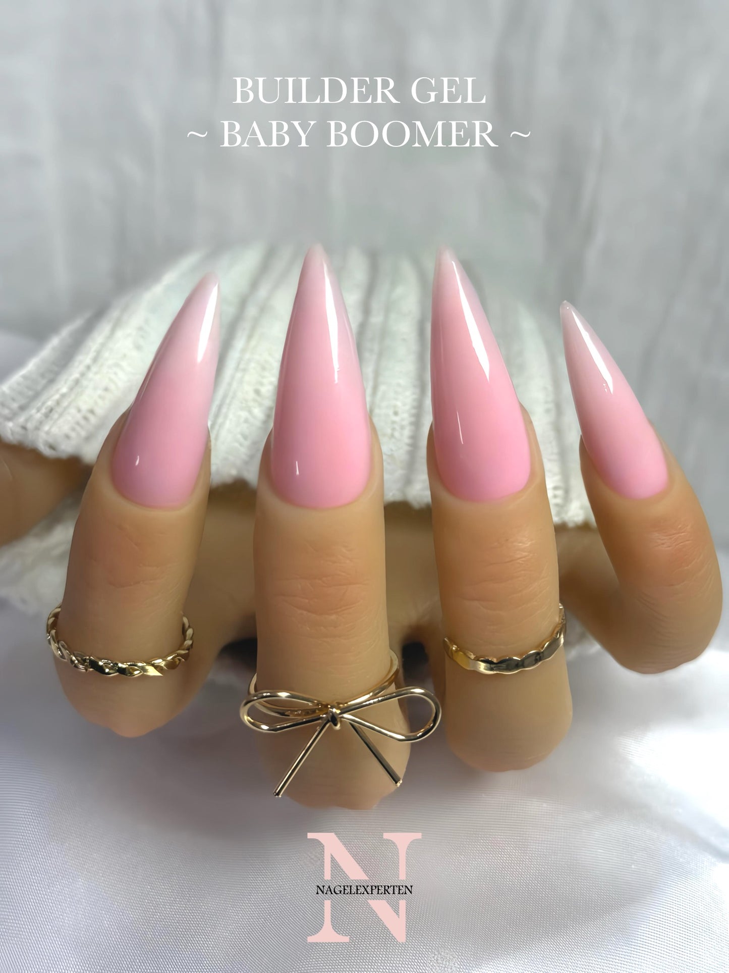 Rosa builder gel i färgen Baby boomer applicerad på naglar