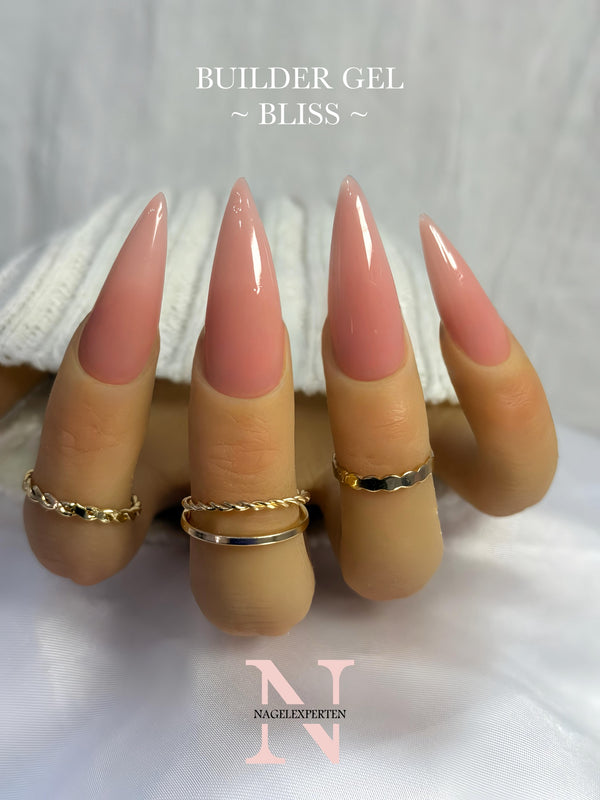 Naglar målade med brun nude builder gel i färgen Bliss med hög viskositet.
