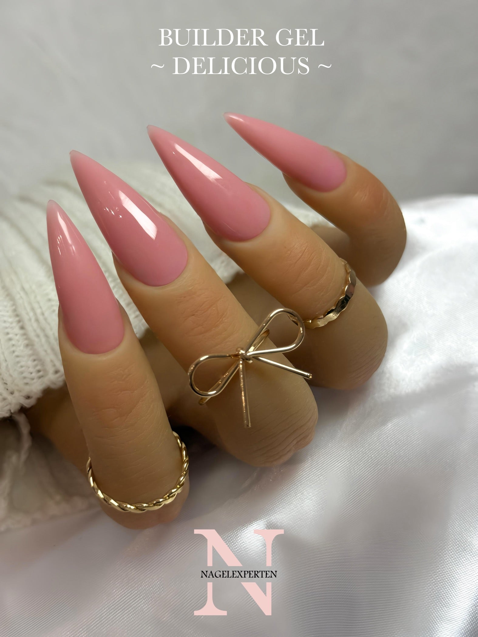 Mörkrosa builder gel i färgen Delicious applicerad på naglar