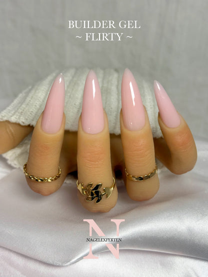 Långa naglar på hand med builder gel i färgen Flirty.