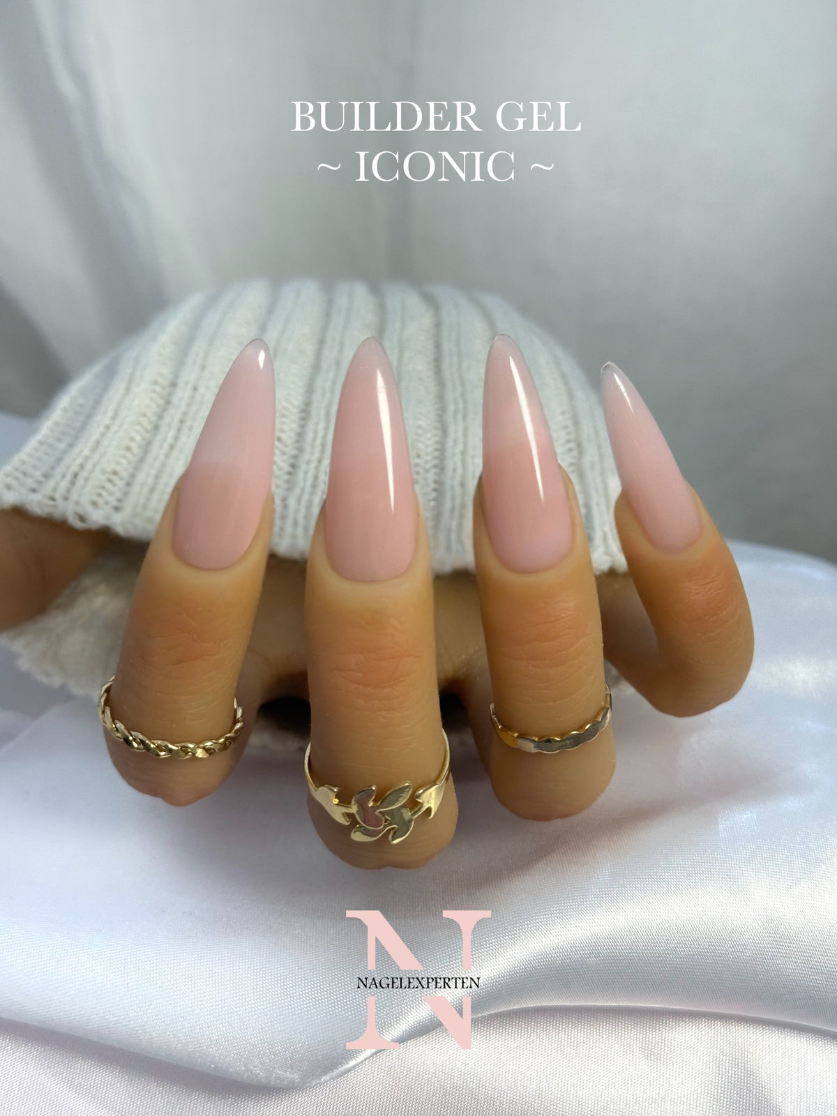 Hand som visar neutral rosa nude builder gel på naglar.