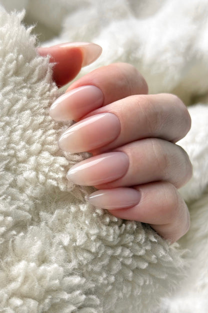 Långa naglar på hand målade med naturell builder gel i färgen Iconic.