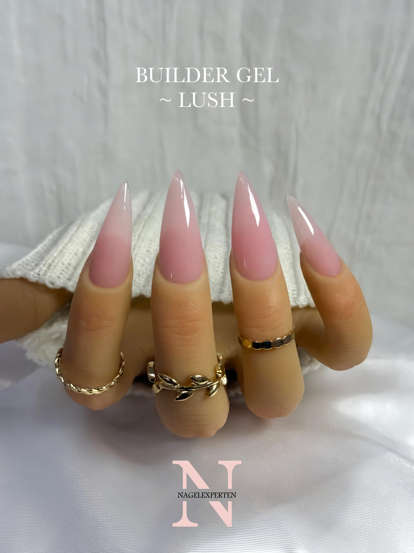 Transparent rosa builder gel i färgen Lush applicerad på naglar