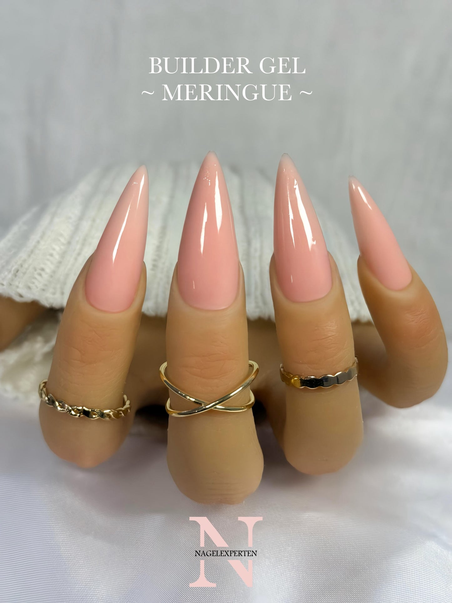 Ljusrosa builder gel i färgen Meringue applicerad på naglar