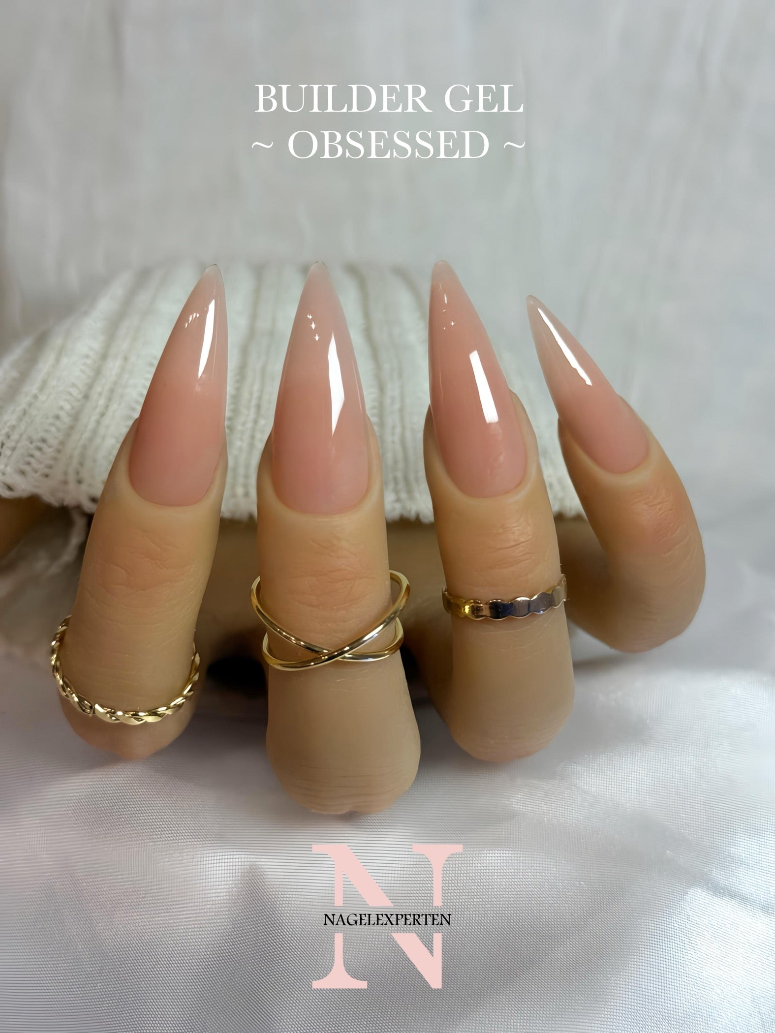 Nude builder gel i färgen Obsessed applicerad på naglar