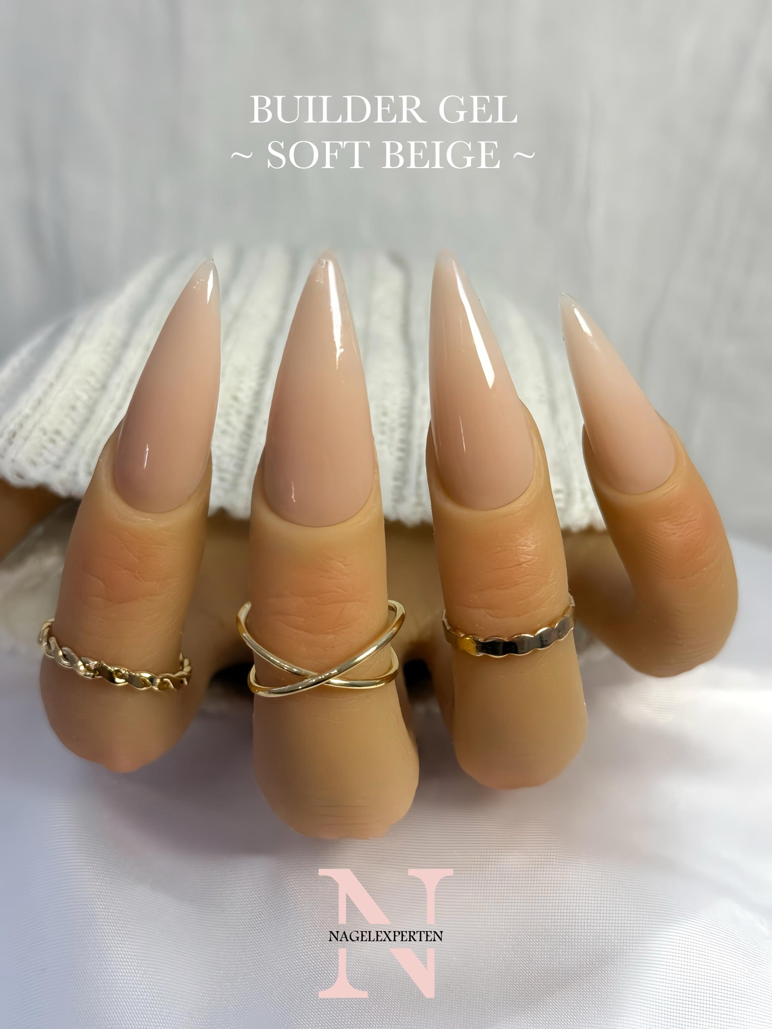 Nude builder gel i färgen Soft beige applicerad på naglar