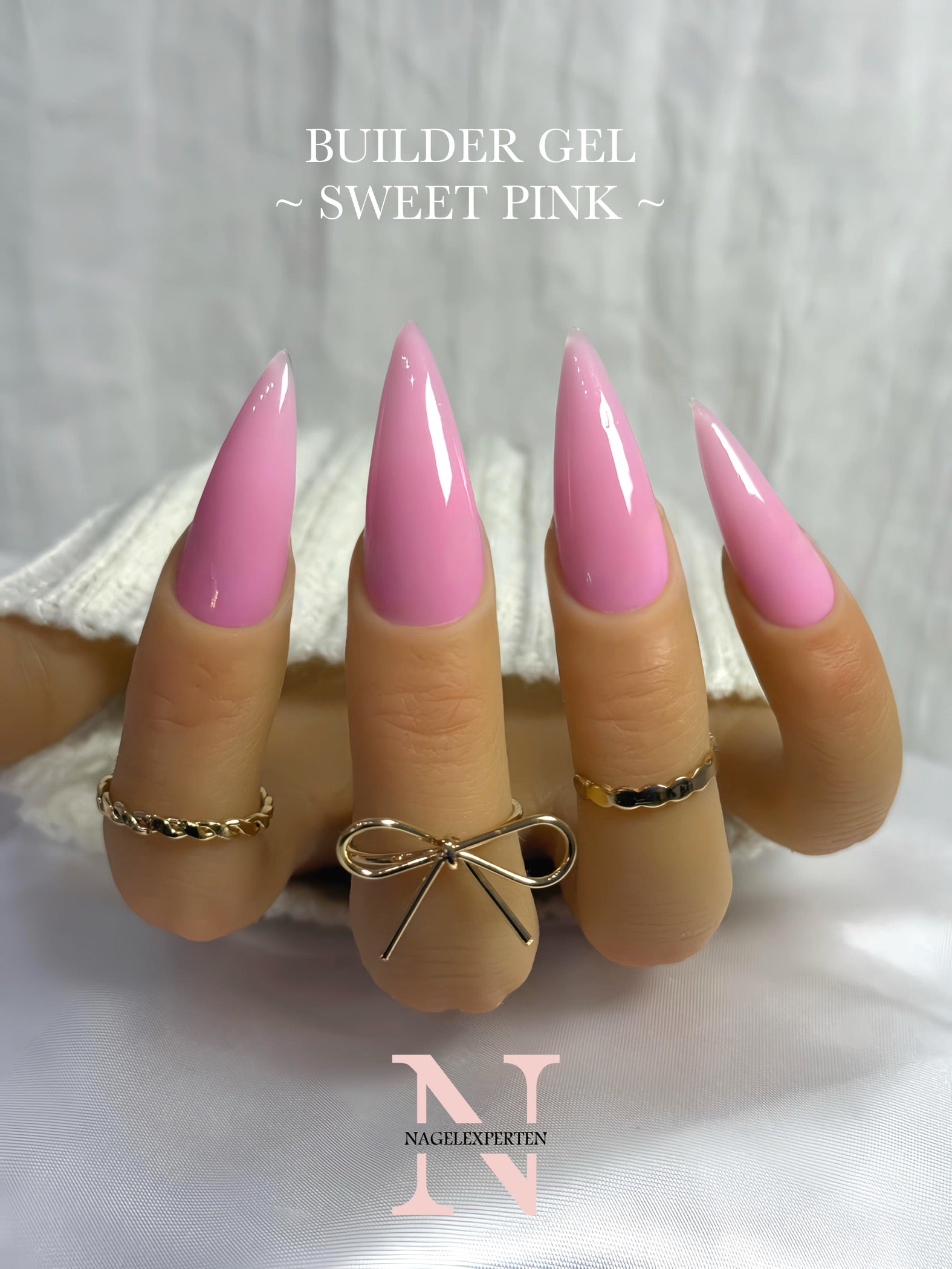 Pastellrosa builder gel i färgen Sweet pink applicerad på naglar