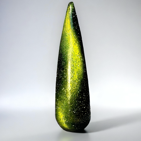 Grönt cat eye gellack i färgen Northern light för naglar.