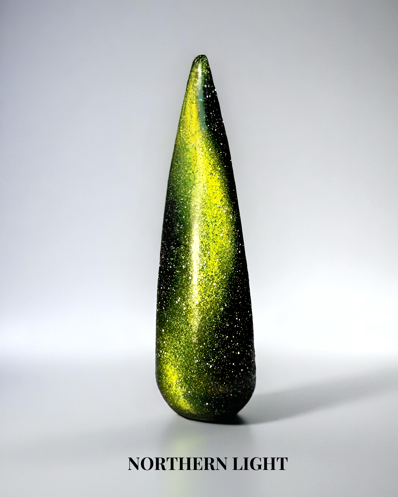 Grönt cat eye gellack i färgen Northern light för naglar.