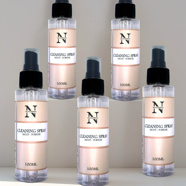 Fem pflaskor med svarta spraykorkar som innehåller genomskinlig och parfymfri vätska med cleaner för nagelförlängning.