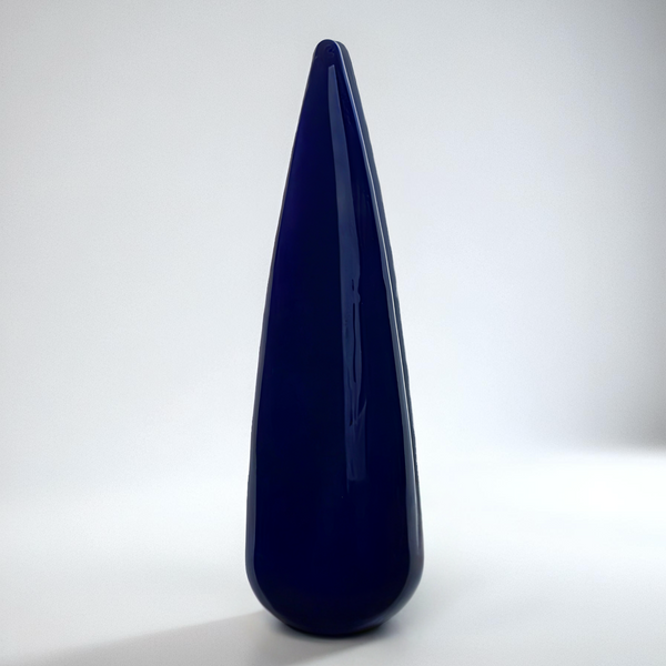 Mörkblå heltäckande gellack i färgen Midnight blue för naglar