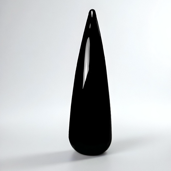 Svart heltäckande gellack i färgen Pitch black för naglar.