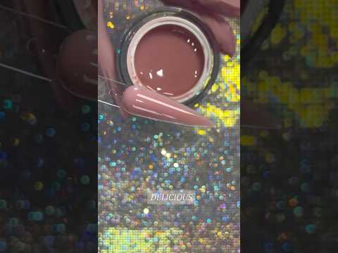Genomskinlig nageltipp som målas med builder gel för gelenaglar i rosa beige färg.